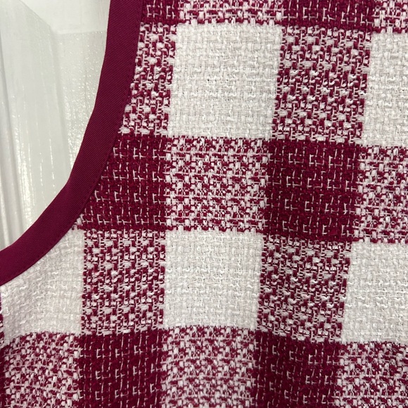 Liz Claiborne Women’s Sleeveless Gingham Tweed Raspberry and White Top - Picture 5 of 6